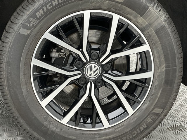 2021 Volkswagen Tiguan SE photo 2