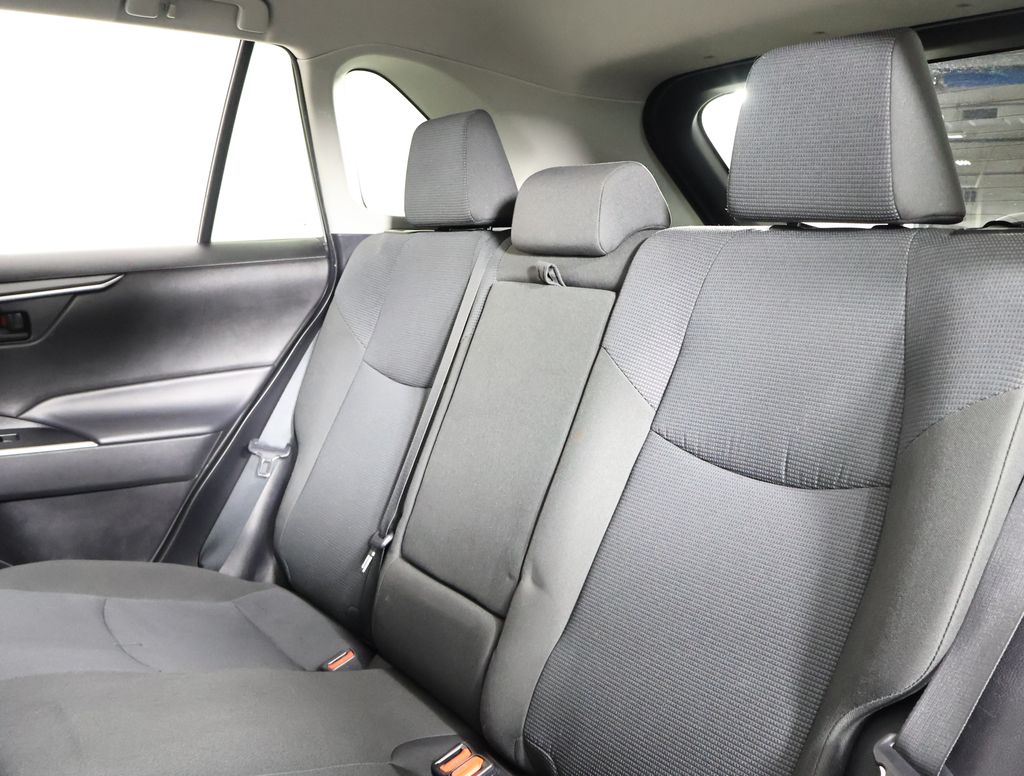 2022 Toyota RAV4 LE photo 11