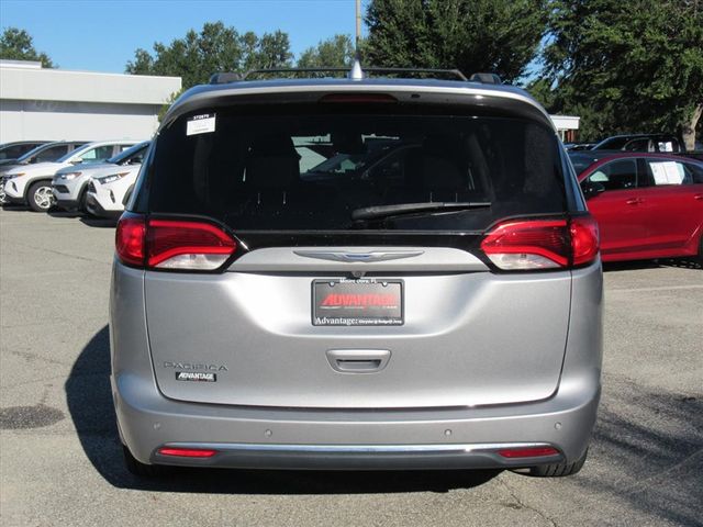 2017 Chrysler Pacifica Touring L photo 5