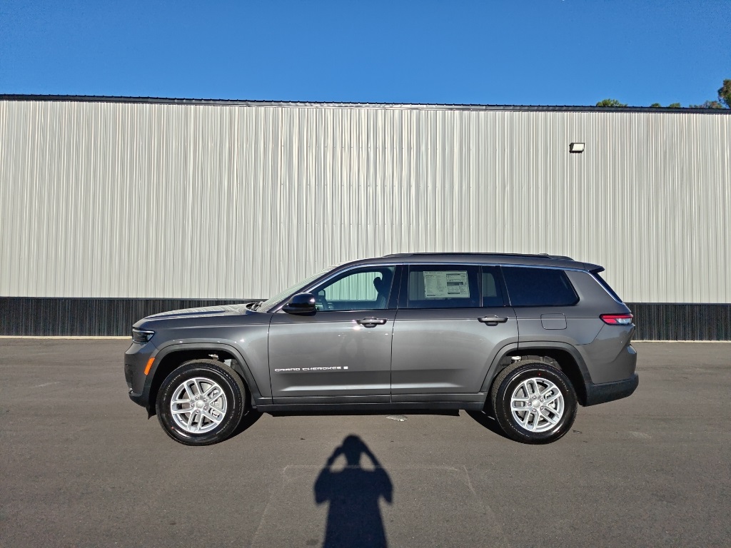2025 Jeep Grand Cherokee Laredo photo 3