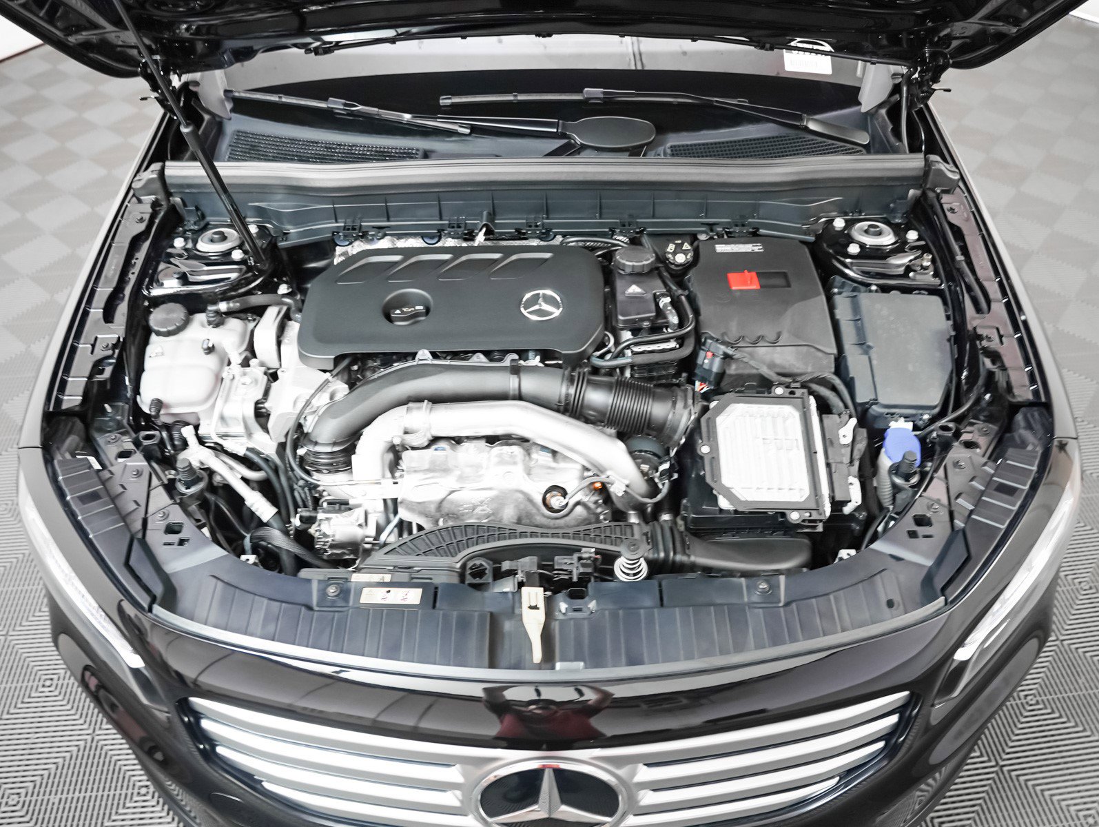 2025 Mercedes Benz GLB 250 4MATIC photo 2