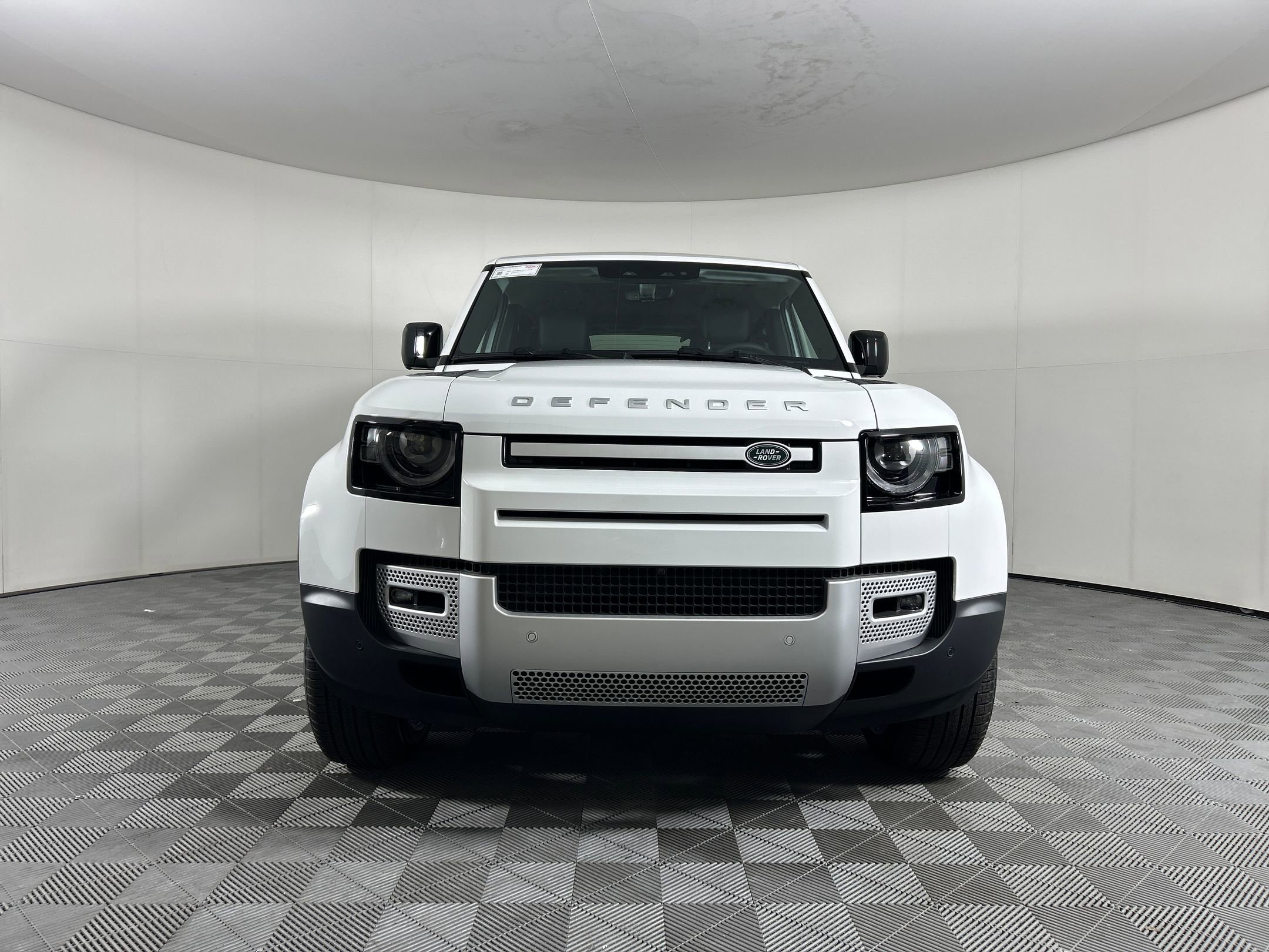 2025 Land Rover Defender 130 S photo 4