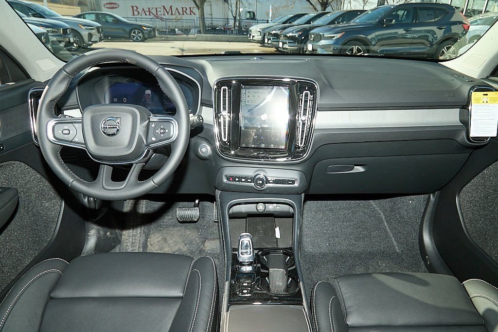 2026 VOLVO XC40 - Image 22