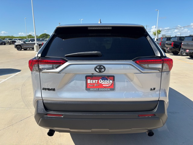 2022 Toyota RAV4 LE photo 3