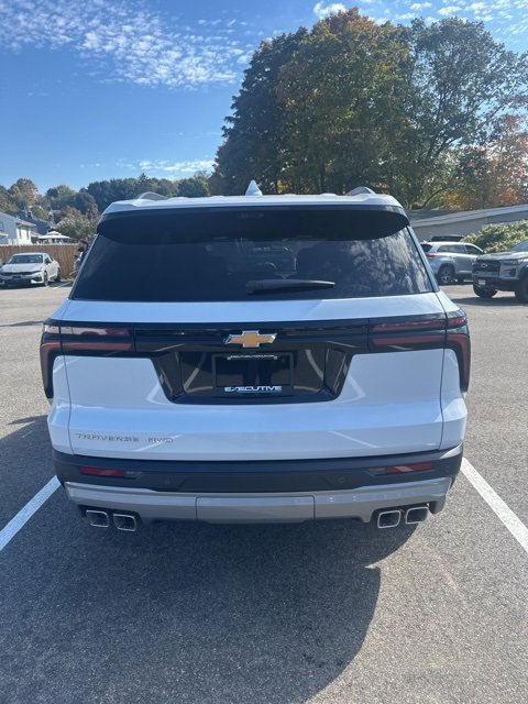 2026 Chevrolet Traverse photo 2