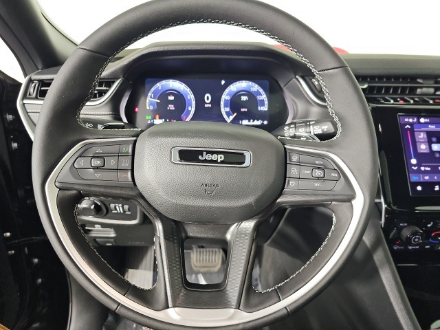 2025 Jeep Grand Cherokee Laredo Altitude photo 13