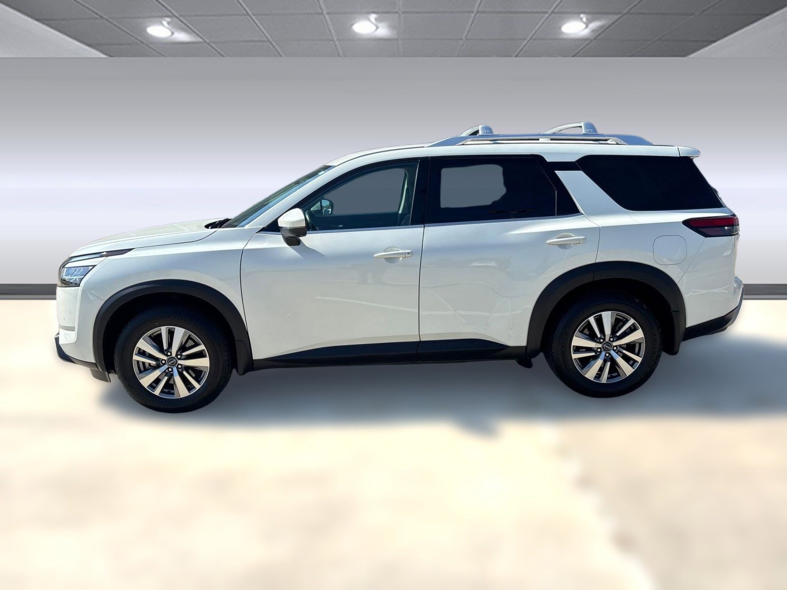 2022 Nissan Pathfinder SL photo 2