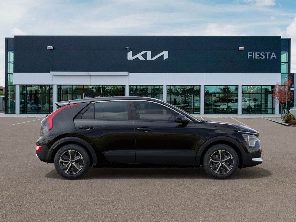 2025 Kia Niro LX photo 3