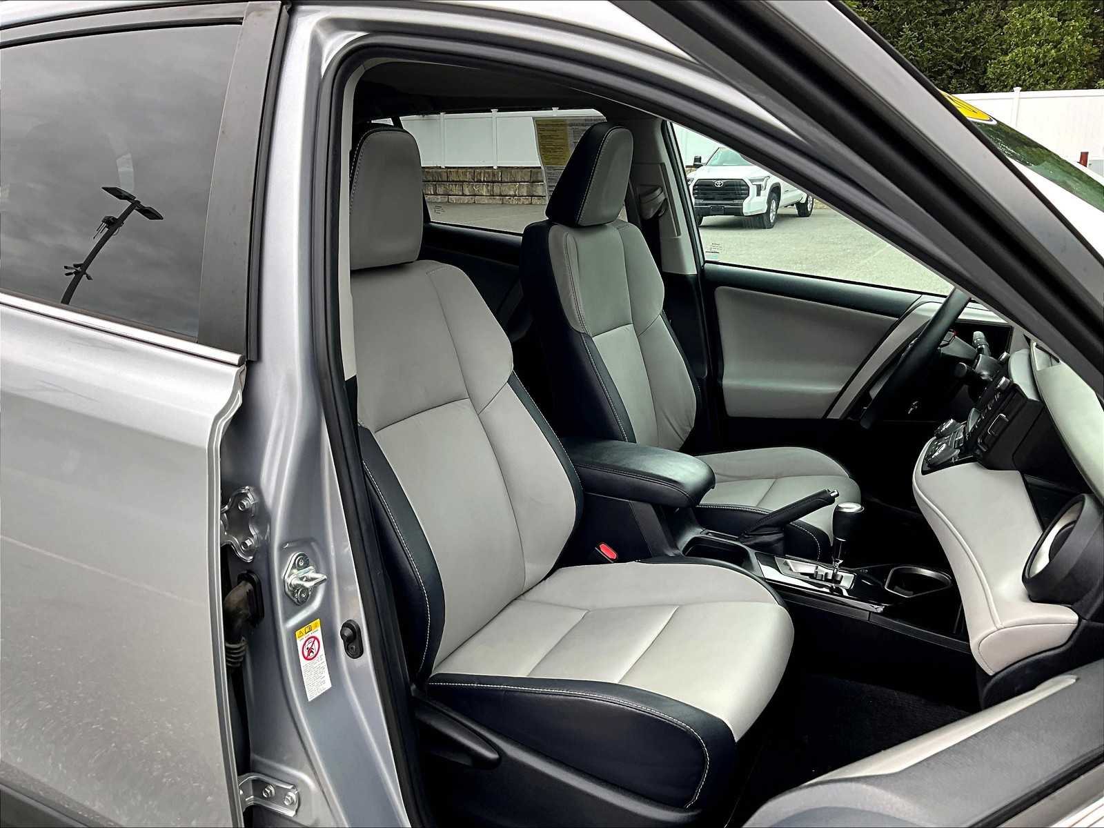2018 Toyota RAV4 Limited photo 10