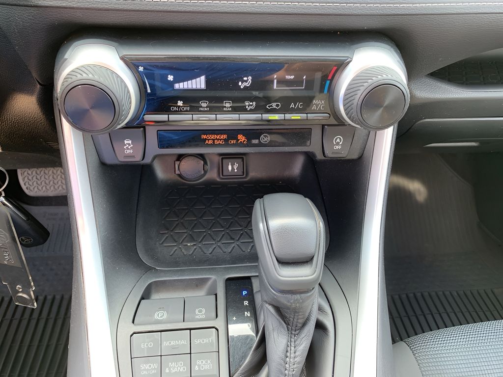 2019 Toyota RAV4 LE photo 19