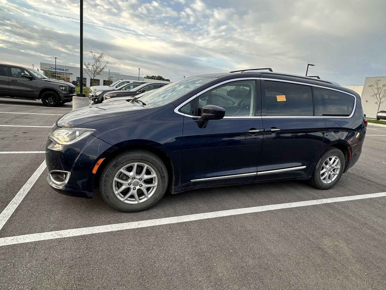 Used 2020 Chrysler Pacifica Touring L with VIN 2C4RC1BG8LR176934 for sale in Kansas City