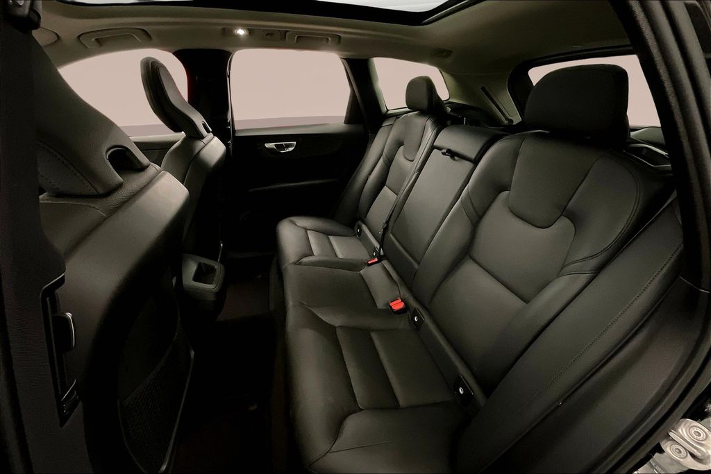 2023 Volvo XC60 B5 Plus photo 24