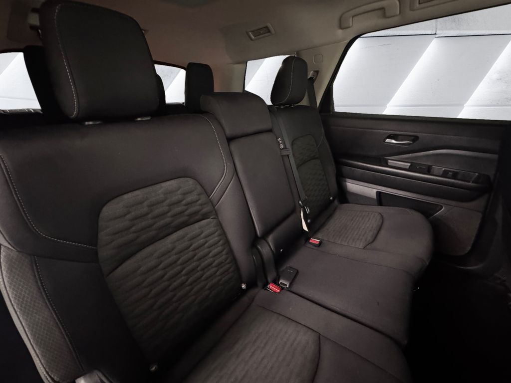 2022 Nissan Pathfinder S photo 16