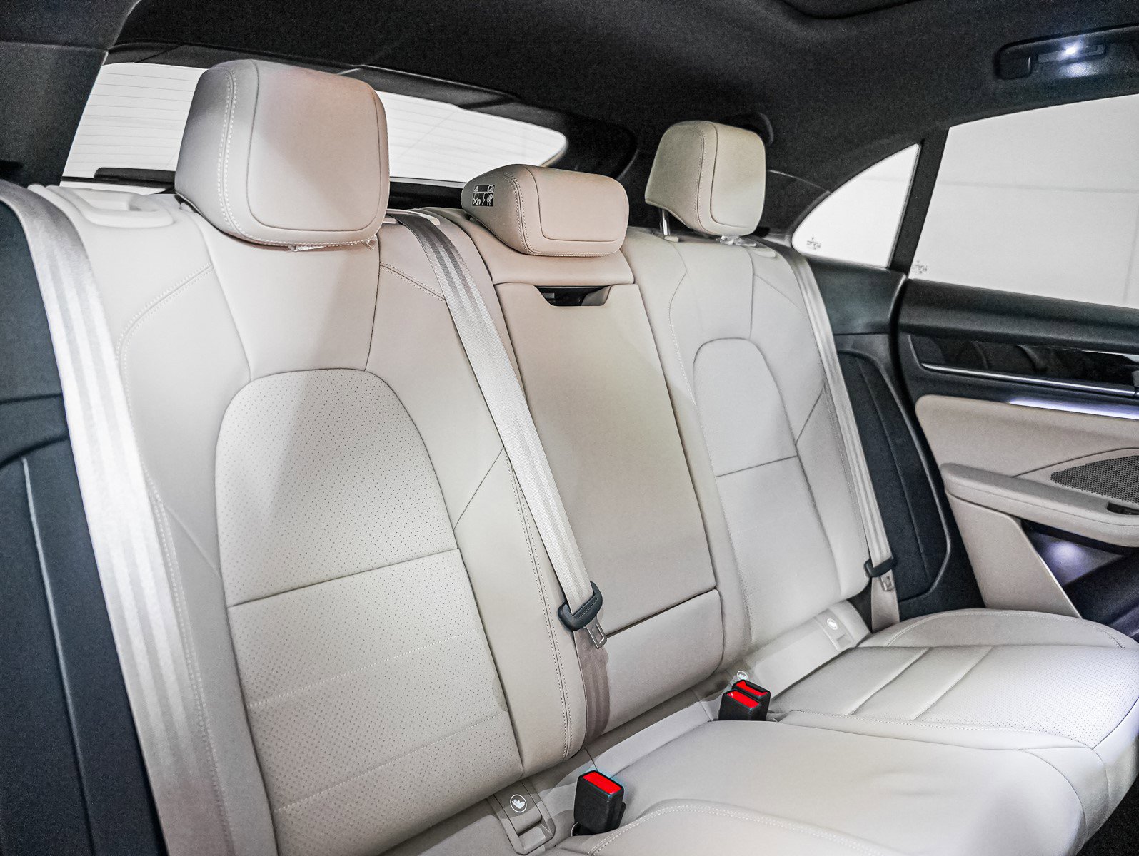 2025 Porsche Macan Electric photo 6