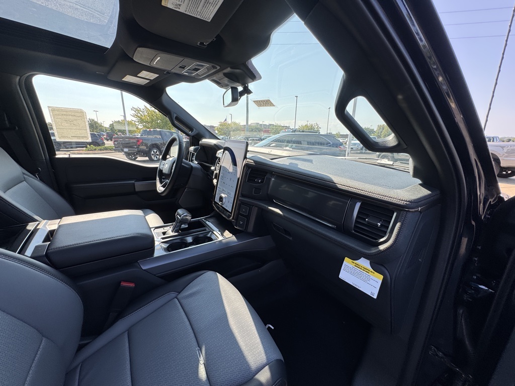 2025 Ford F-150 Lightning Lariat photo 16