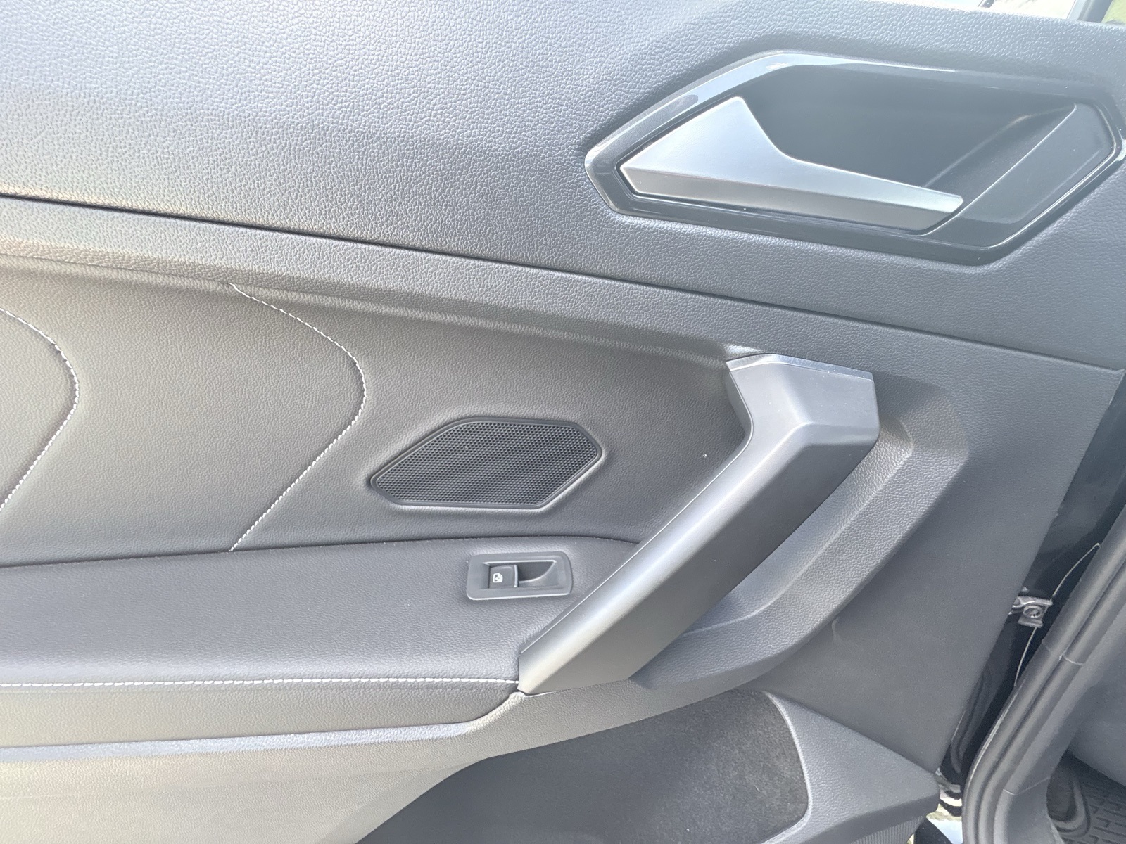 2023 Volkswagen Tiguan SE R-Line Black photo 9