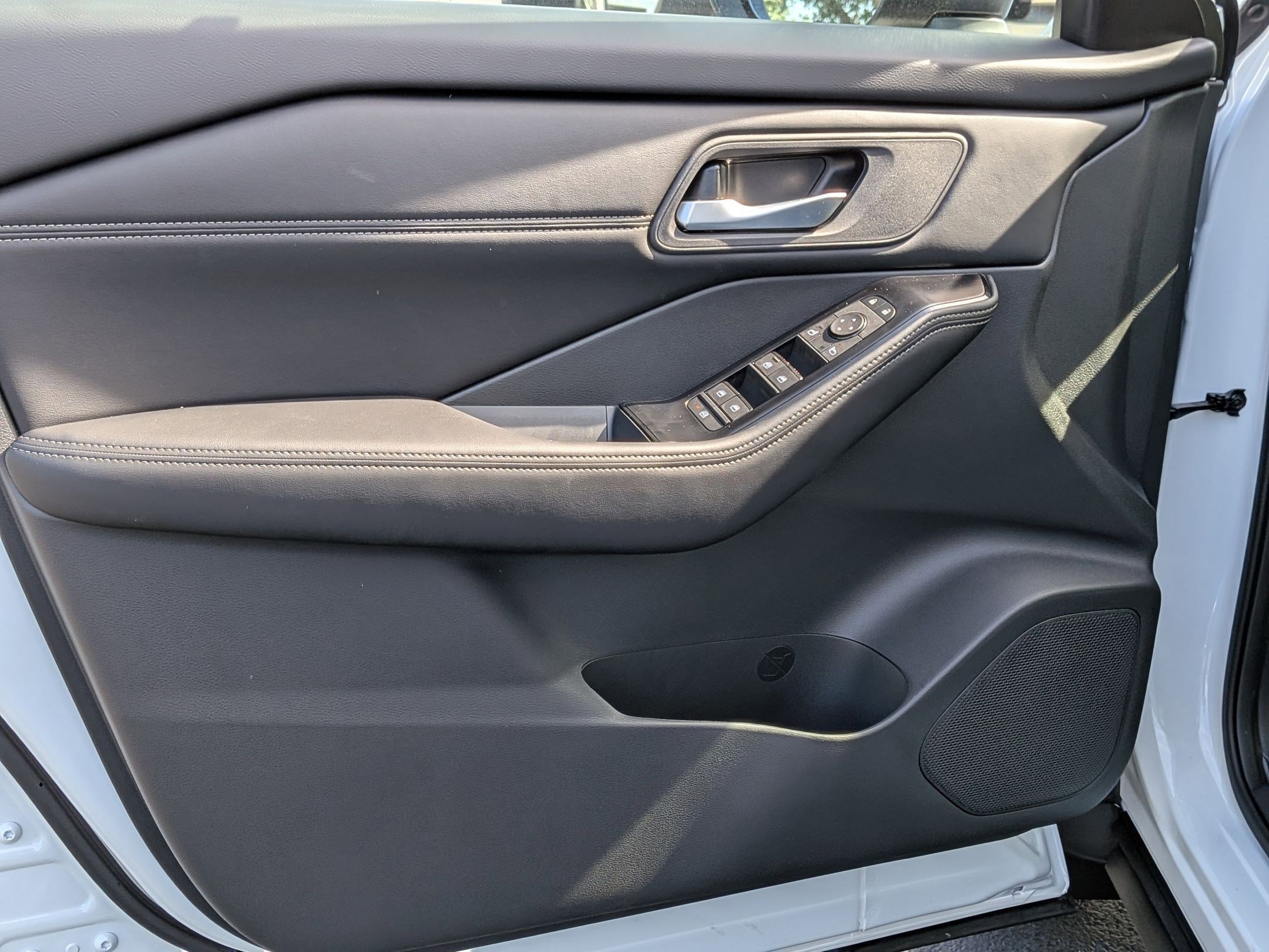 2026 Nissan Rogue SV photo 10