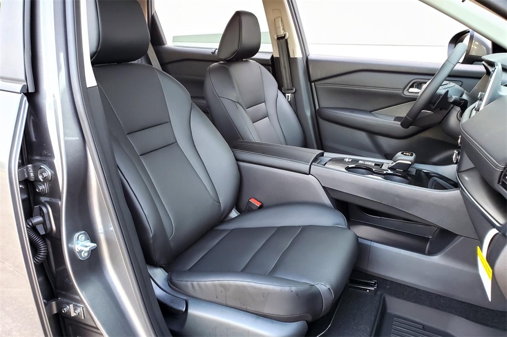 2025 Nissan Rogue SV photo 14