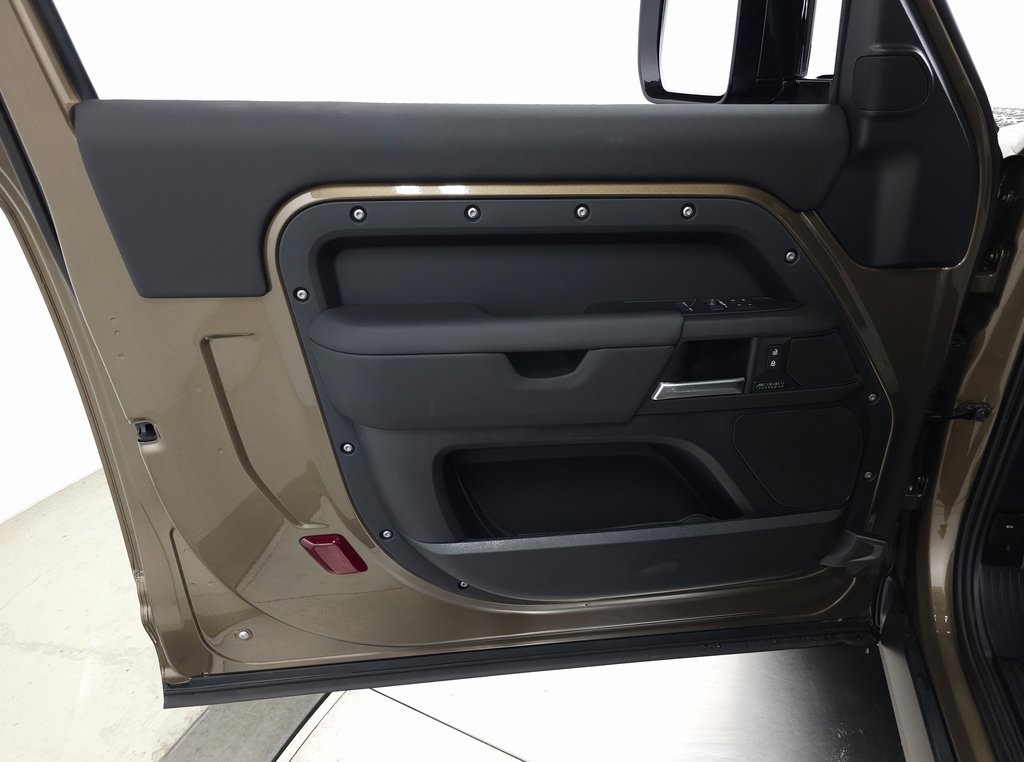 2025 LAND ROVER DEFENDER - Image 12