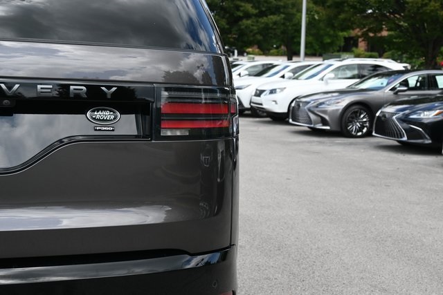 2023 Land Rover Discovery S R-Dynamic photo 9