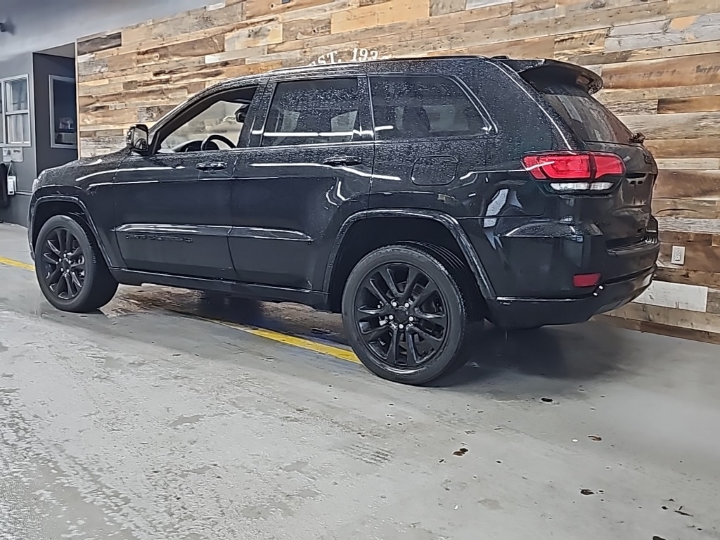 2022 Jeep Grand Cherokee Laredo X SE Altitude photo 2