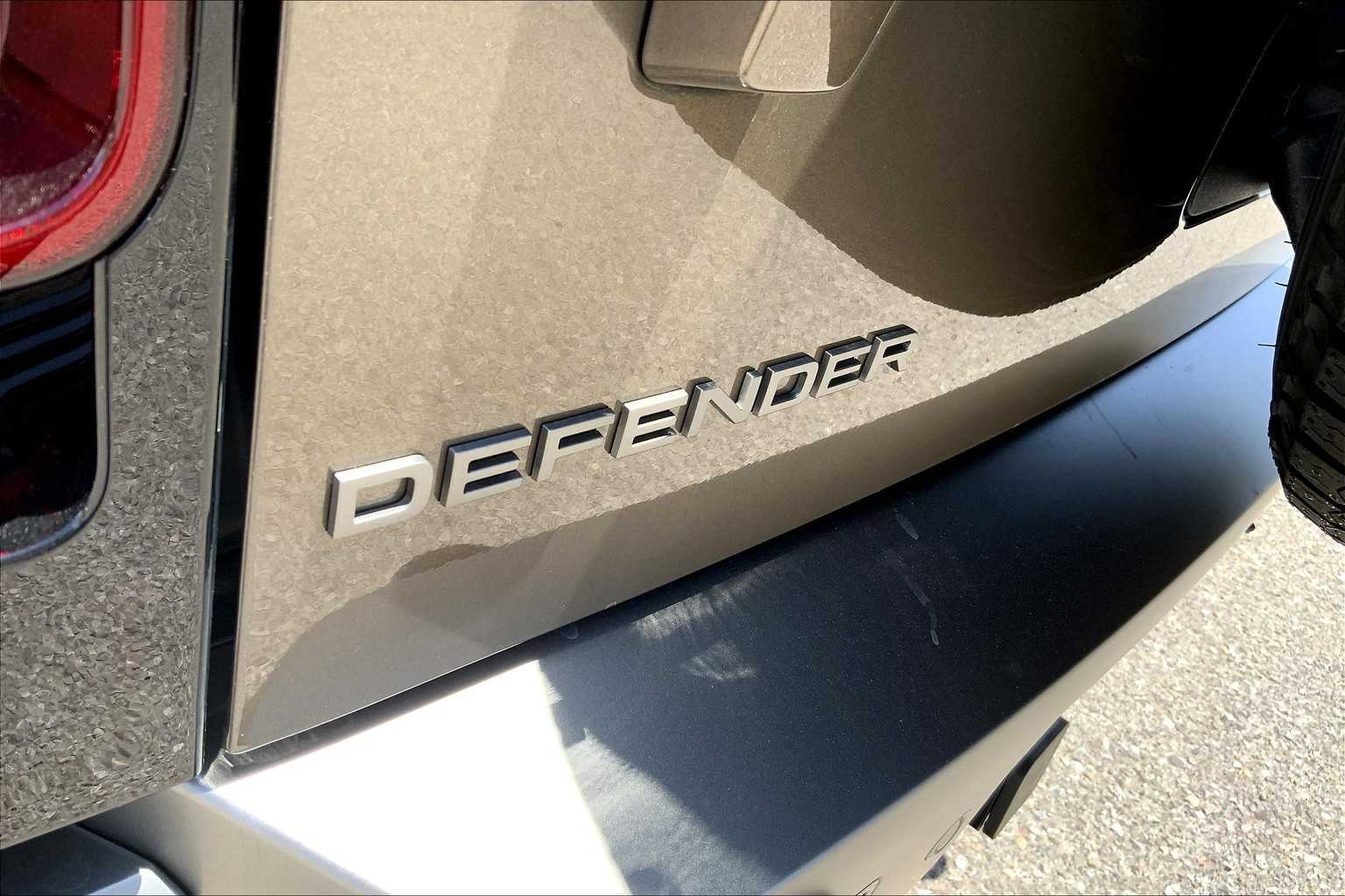 2025 Land Rover Defender 110 X-Dynamic SE photo 15