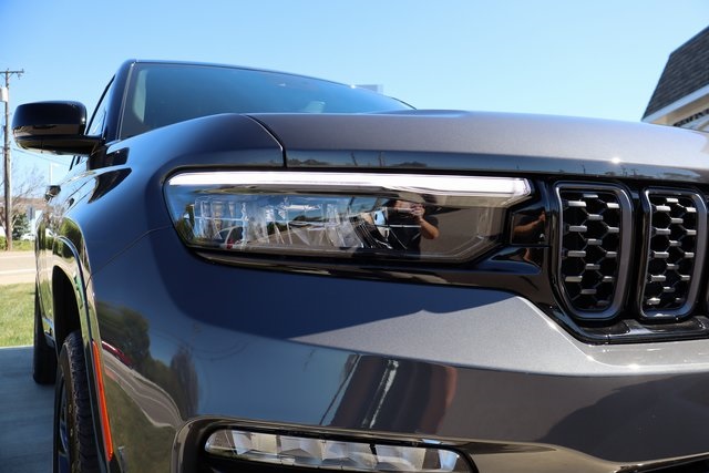 2025 Jeep Grand Cherokee Summit photo 3