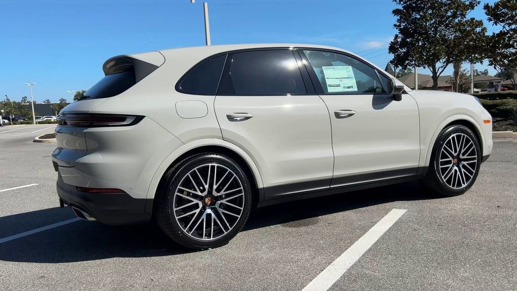 2025 Porsche Cayenne Base photo 8