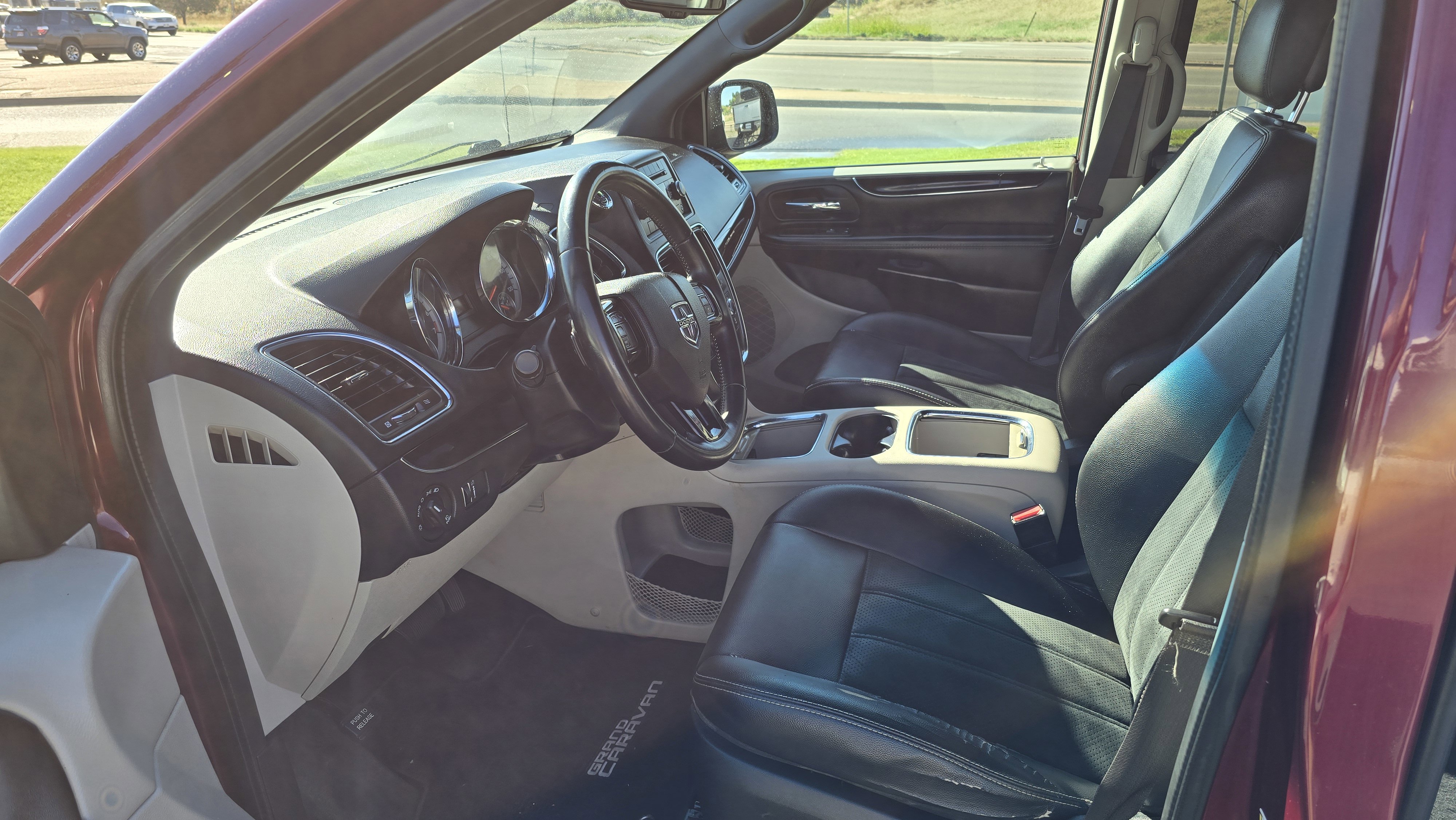 2017 Dodge Grand Caravan SXT photo 2