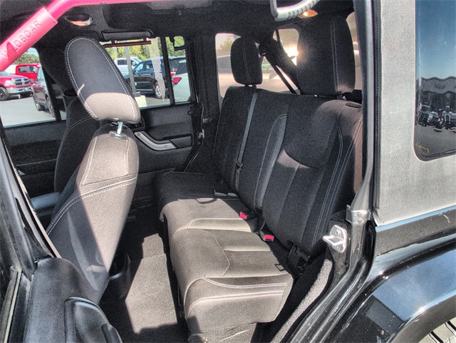 2017 Jeep Wrangler Unlimited Sahara photo 21
