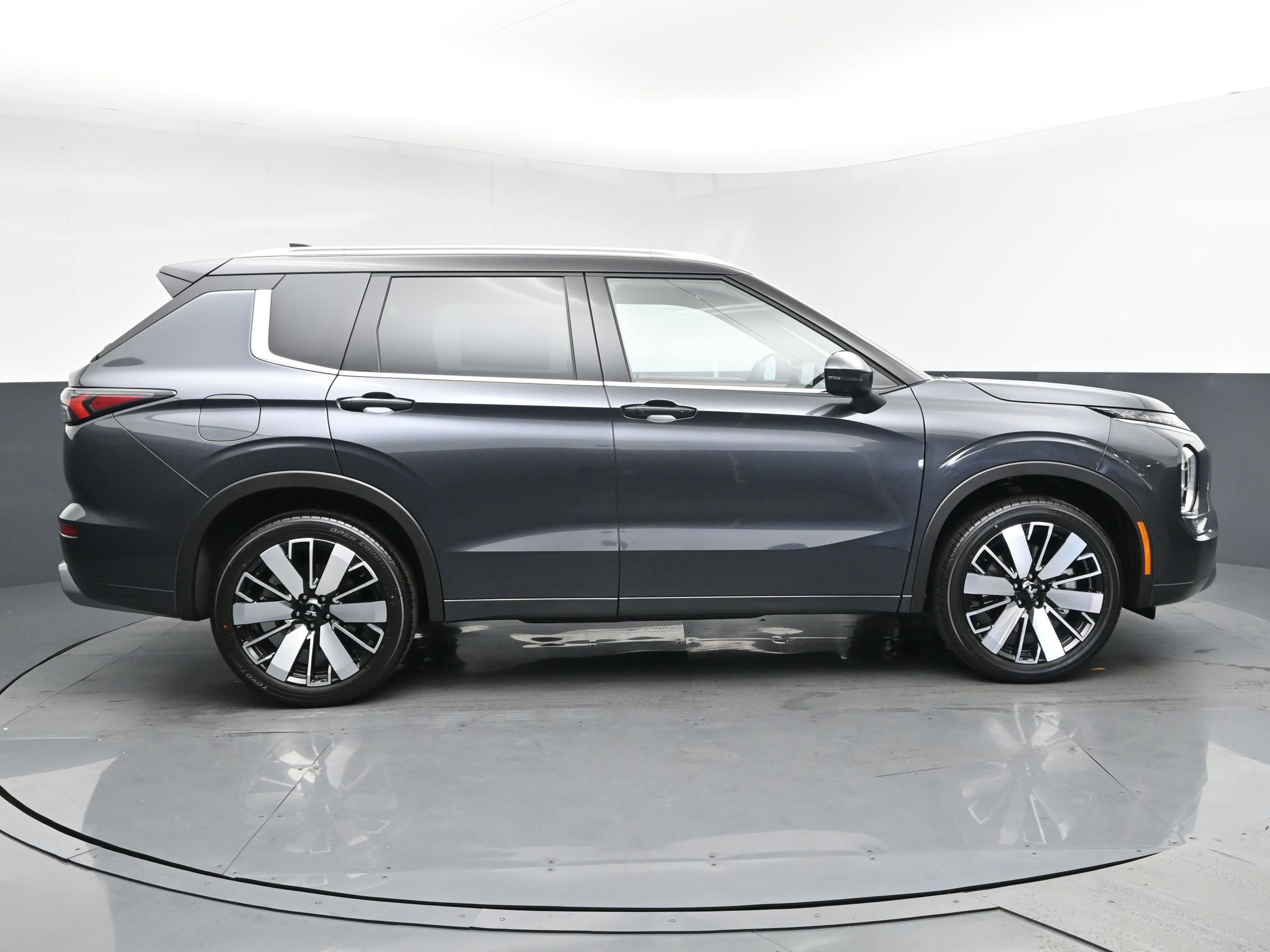 2025 Mitsubishi Outlander SEL photo 2