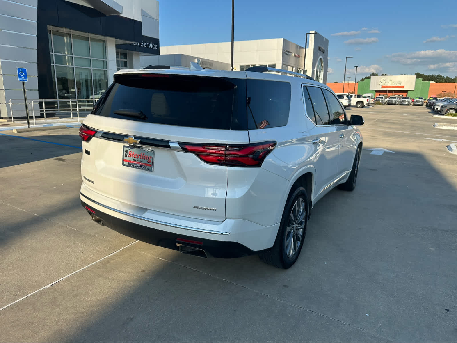 2023 Chevrolet Traverse Premier photo 2