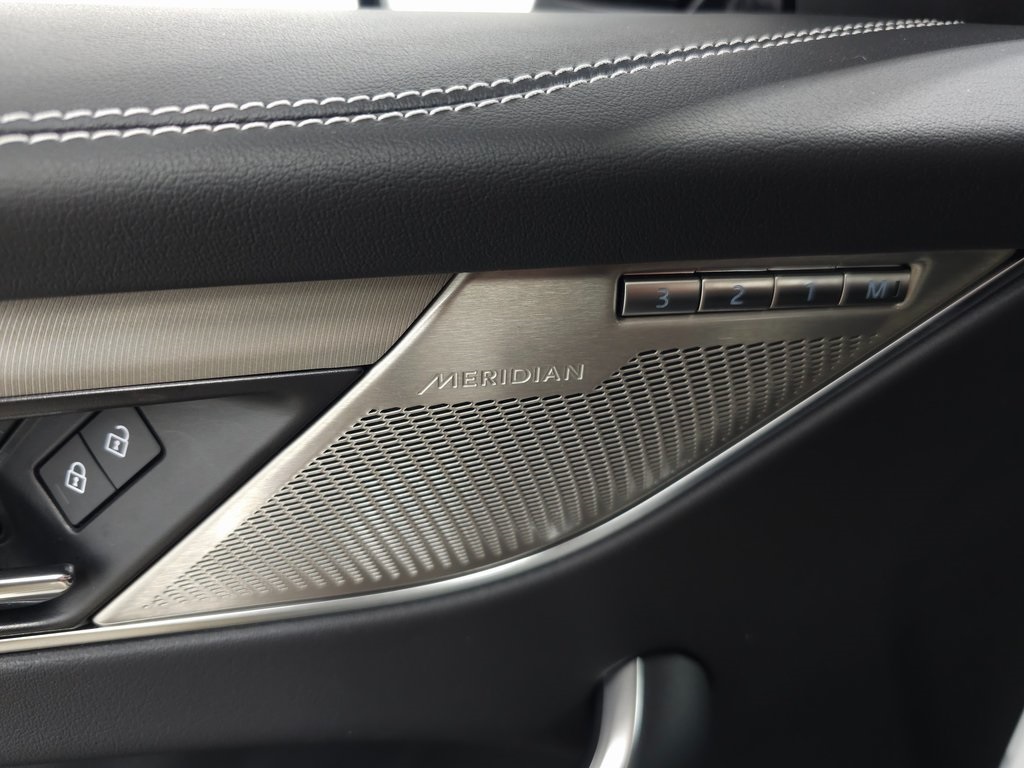 2025 JAGUAR F-PACE - Image 12