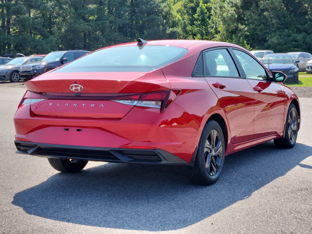 2023 Hyundai Elantra SEL photo 2
