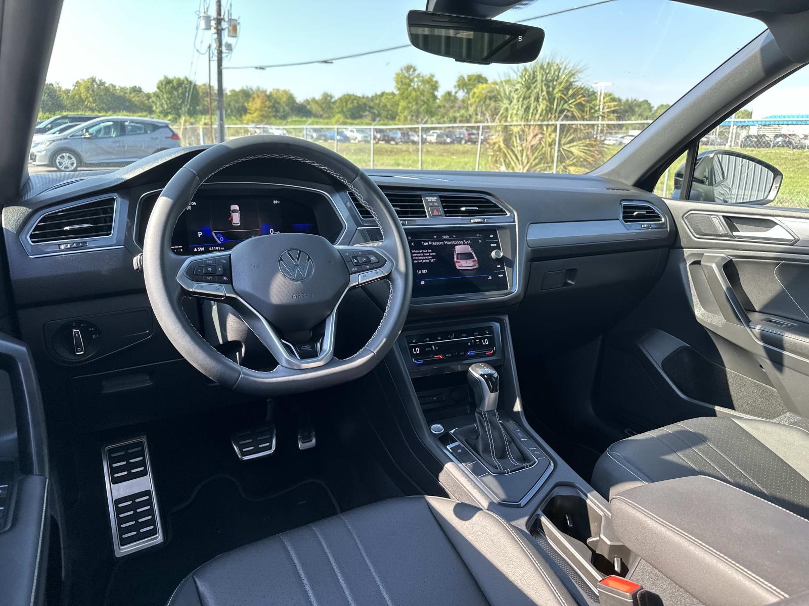 2023 Volkswagen Tiguan Black SE R-Line photo 12