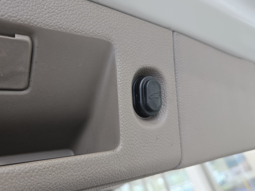2017 Chevrolet Suburban Premier photo 15