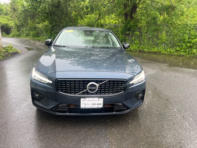 2024 Volvo S60 B5 Core photo 4