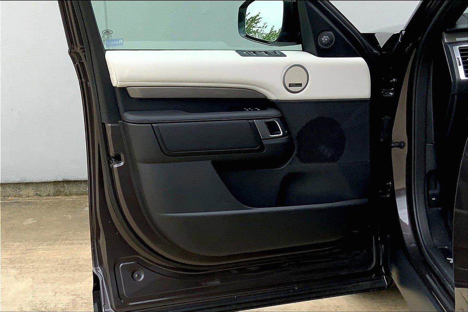 2023 Land Rover Discovery Metropolitan Edition photo 9