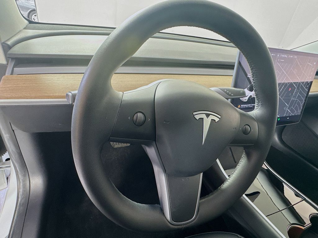 2020 Tesla Model 3 Standard Range Plus photo 9