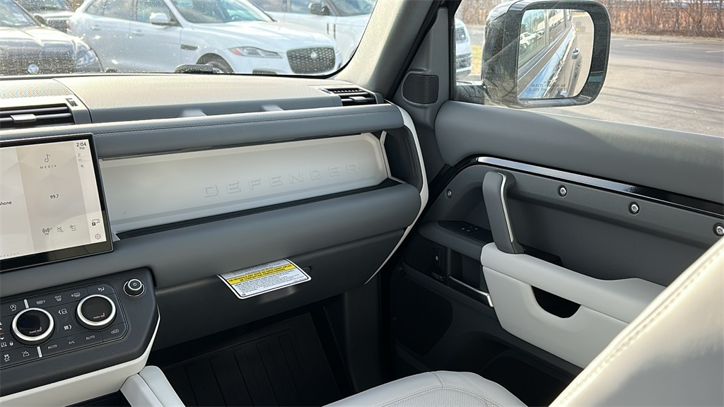 2025 Land Rover Defender 110 X-Dynamic SE photo 24