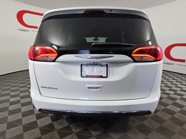 2017 Chrysler Pacifica Touring L photo 6