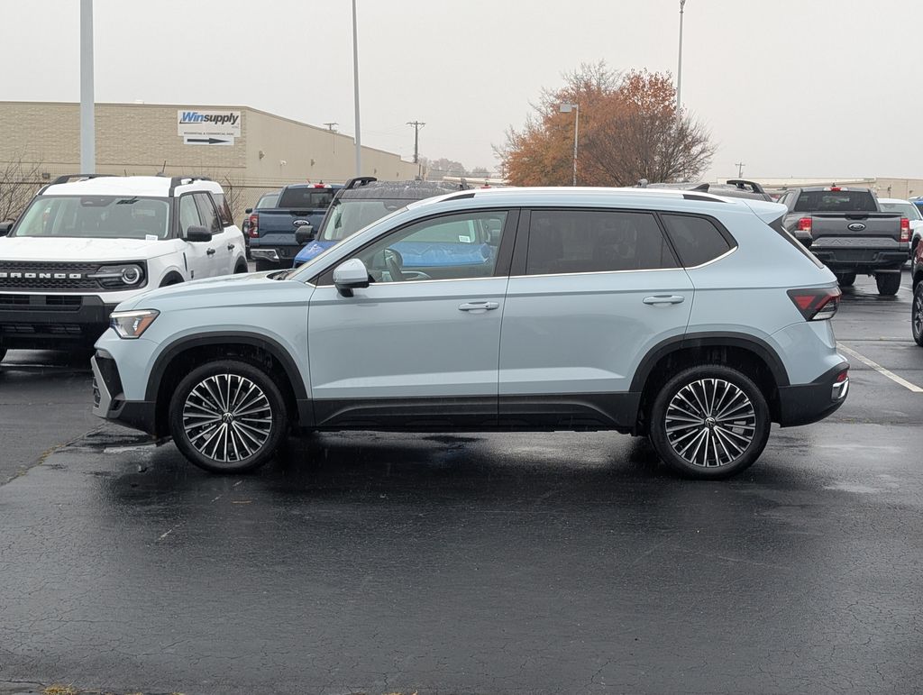 2025 Volkswagen Taos SE photo 3