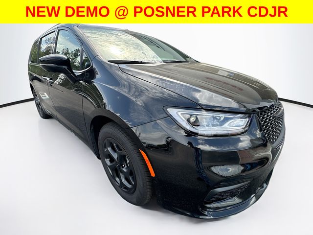 2025 Chrysler Pacifica Hybrid S Appearance photo 3