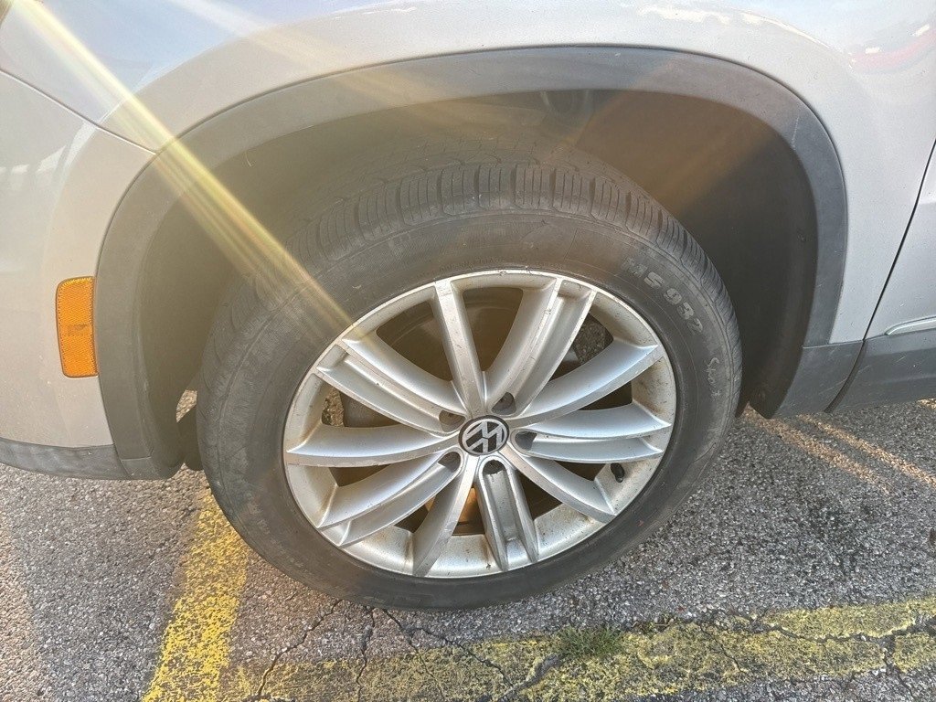 2012 Volkswagen Tiguan SEL photo 2