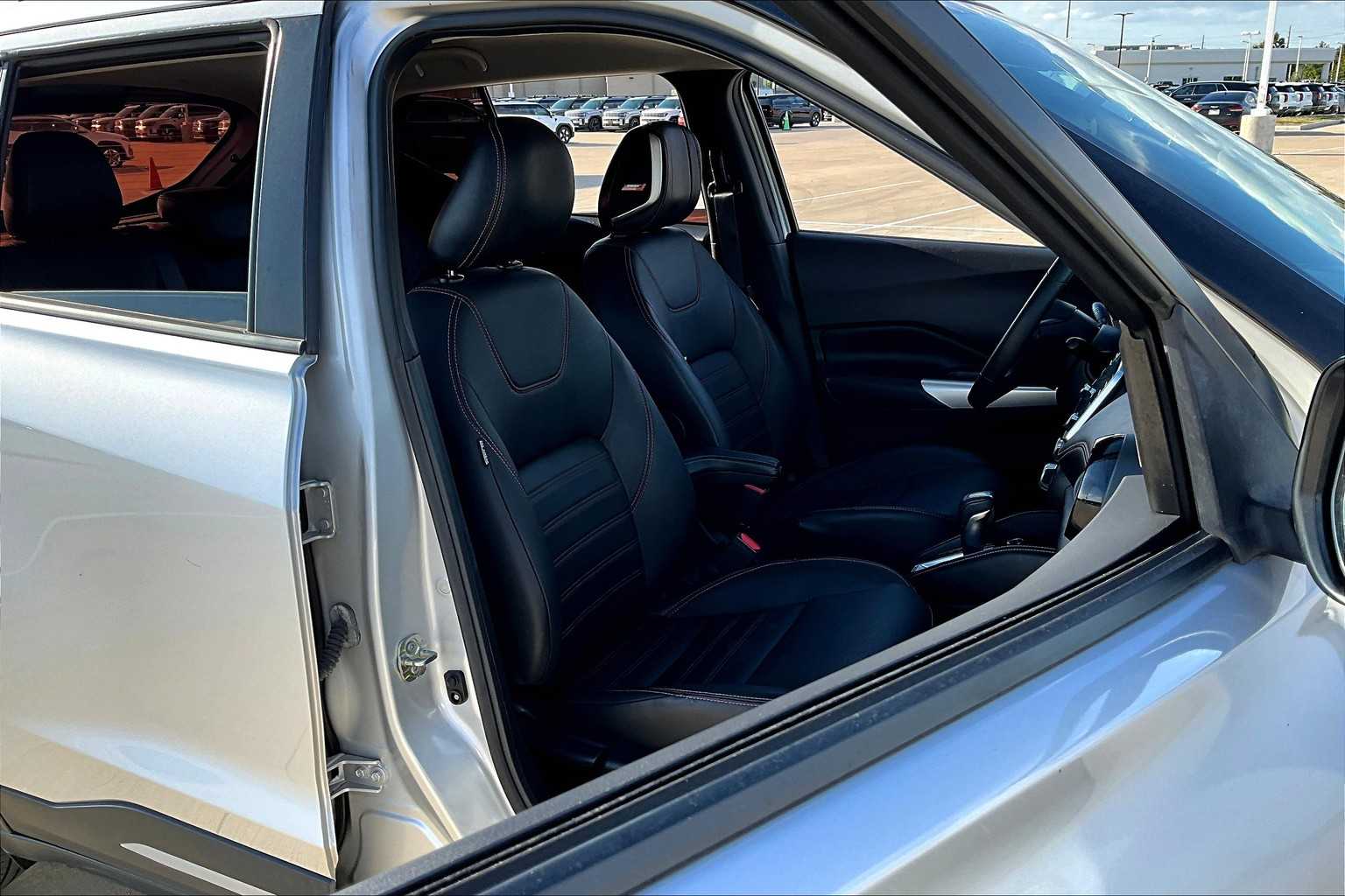 2020 Nissan Kicks SR photo 8