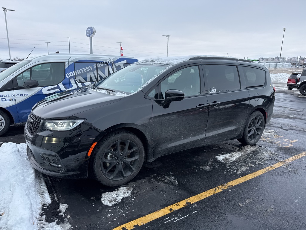 2025 Chrysler Pacifica Limited's photo