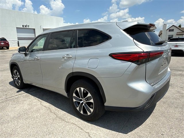 2024 Toyota Highlander LE photo 2
