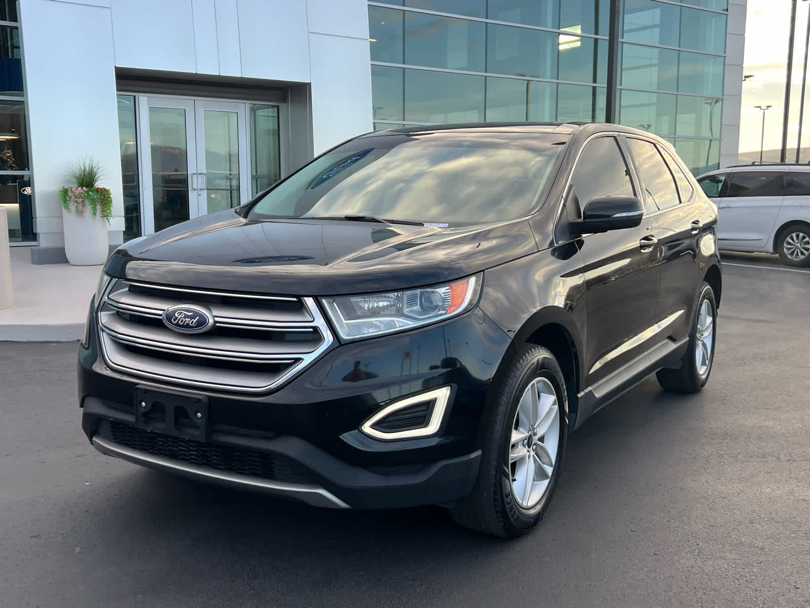 2017 Ford Edge SEL photo 2