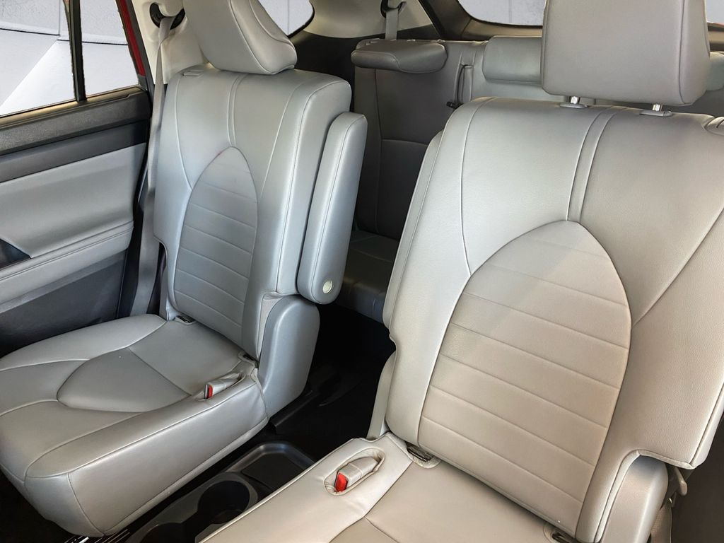 2023 Toyota Highlander XLE photo 18