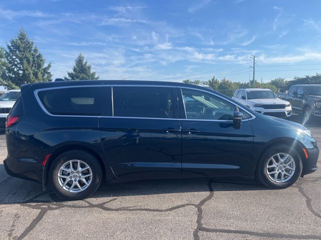 2023 Chrysler Pacifica Touring L photo 3
